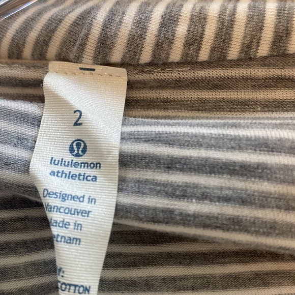 Womens Lululemon top size 2 - Picture 9 of 9